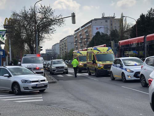 Električka v Bratislave zrazila chodca