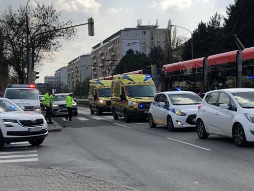 Električka v Bratislave zrazila chodca