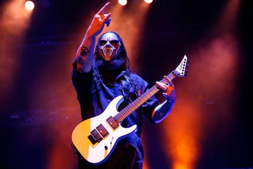 Symboly sa na pódiu objavili tesne pred koncertom kapely Slipknot.