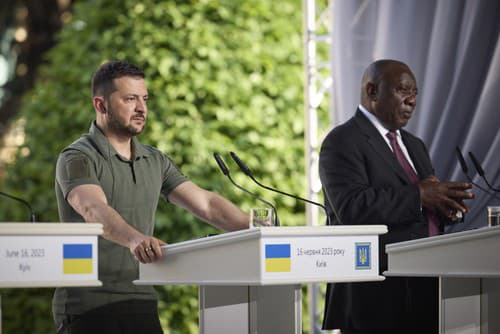 Juhoafrický prezident Cyril Ramaphosa na stretnutí s prezidentom Ukrajiny Volodymyrom Zelenským v Kyjeve