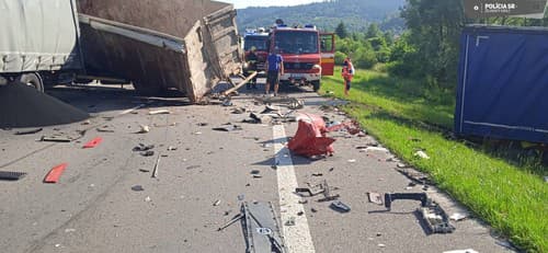 Na ceste I/11 v katastri mesta Krásno nad Kysucou došlo k vážnej dopravnej nehode dvoch nákladných motorových vozidiel. 
