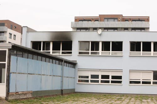 V bratislavskom gymnáziu na Teplickej ulici vypukol požiar.