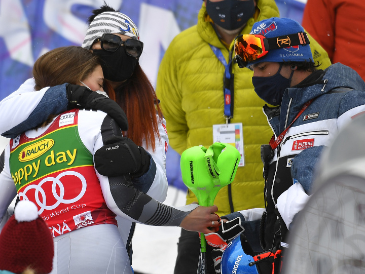 Na snímke slovenská lyžiarka Petra Vlhová, jej mama  Zuzana Vlhová a brat Boris Vlha v cieli 2. kola slalomu Svetového pohára 