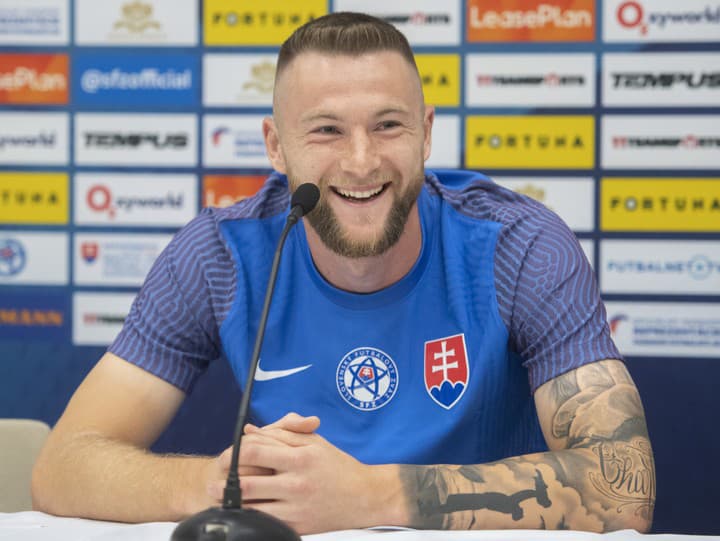Na snímke slovenský futbalový reprezentant Milan Škriniar počas tlačovej konferencie na zraze slovenskej futbalovej reprezentácie pred zápasmi Ligy národov (LN), na ktorej predstavili aj nové reprezentačné dresy 19. septembra 2022 v Šamoríne