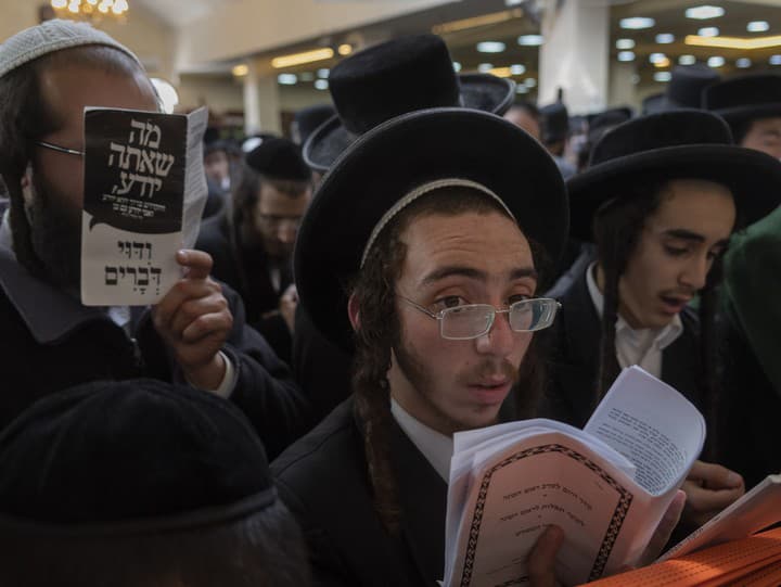 Chasidskí židia sa modlia pri hrobke ukrajinského rabína Nachmana z Braclavi, jednej z hlavných postáv chasidského judaizmu počas každoročnej púte v stredoukrajinskom meste Umaň.