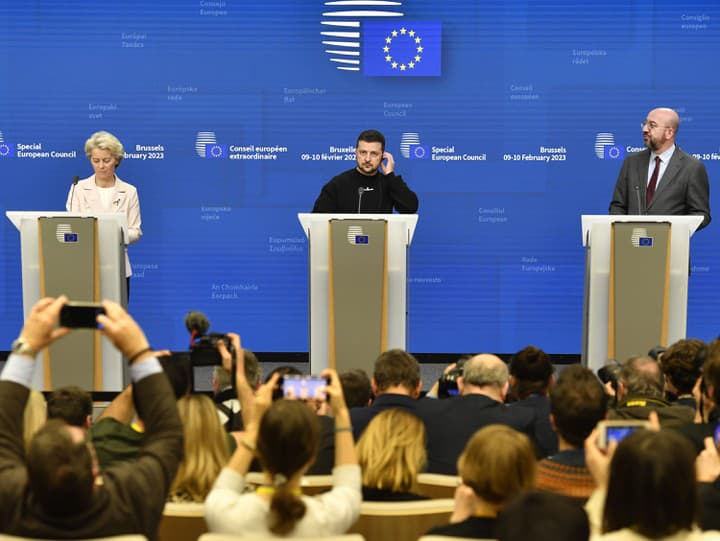 Zľava predsedníčka Európskej komisie (EK) Ursula von der Leyenová, ukrajinský prezident Volodymyr Zelenskyj a predseda Európskej rady Charles Michel počas tlačovej konferencie v rámci mimoriadneho summitu lídrov členských krajín EÚ v Bruseli