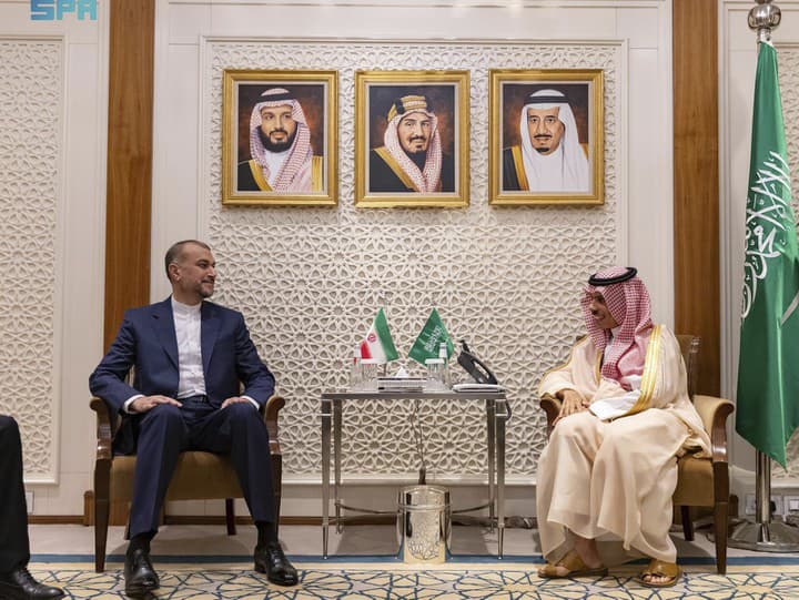 Na snímke, ktorú zverejnila saudskoarabská tlačová agentúra, iránsky minister zahraničných vecí Hosejn Amirabdollahian (vľavo) sa stretáva so saudskoarabským ministrom zahraničných vecí princom Faisalom bin Farhanom v Rijáde v Saudskej Arábii 