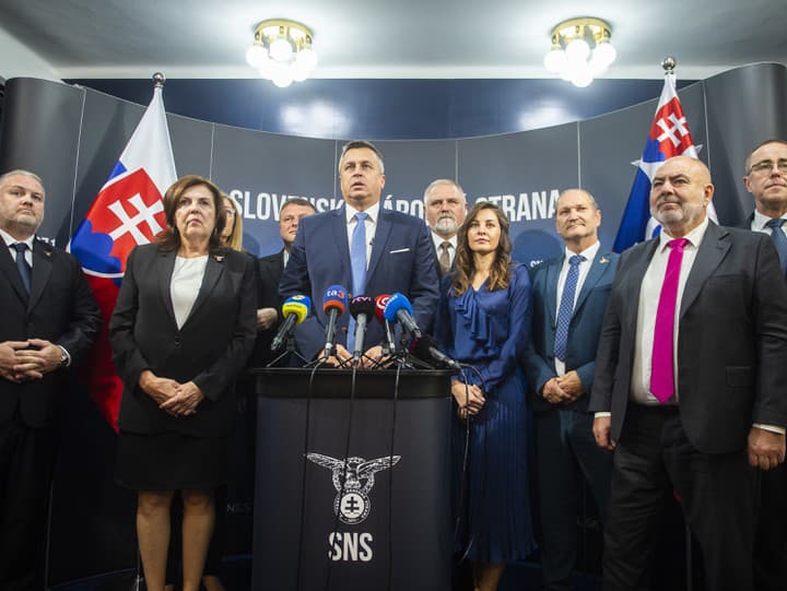 Na snímke uprostred novozvolený predseda Slovenskej národnej strany (SNS) Andrej Danko spolu s členmi strany počas tlačovej konferencie po sneme strany 7. októbra 2023 v Bratislave.