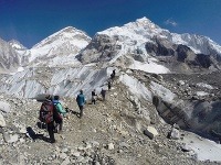 Nepál: Z Mount Everestu zniesli 11 ton odpadu a štyri mŕtve telá