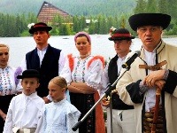 Slávnostné otvorenie letnej sezóny na Štrbskom Plese a spustenie člnkovania na plese sa konalo už 16. júna 2009 za účasti starostu obce Štrba Michala Sýkoru (vpravo).
