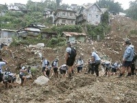 Záchranári v dedine Puguis, La Trinidad m Filipíny 11.októbra 2009
