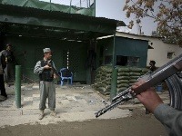 Afganistan - polícia stráži dom s dočasným sídlom štábu UN v Kábule (29.10.09)