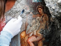 Jupiter znásilňuje Lédu: V talianskych Pompejach odkryli výnimočnú fresku