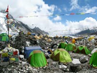 Nepál vydal rekordný počet povolení: Na Mount Everest sa vydá takmer tisíc ľudí