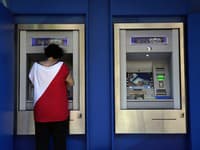 Výber z bankomatu, alebo platba kartou? Vieme, čo sa vám v zahraničí oplatí viac
