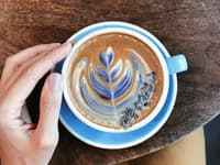 Novým hitom gastronómie je levanduľová káva: Má jej pitie nejaký prínos?