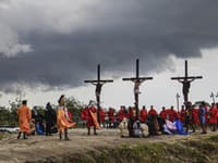 Na Filipínach si veriaci pripomenuli Kristovo utrpenie: Nechali sa pribiť na kríž!
