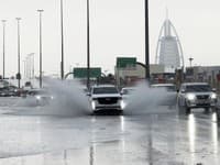 Hromy, blesky, záplavy: Dubaj zasiahli obrovské dažde, luxusné autá sa brodia vodou (VIDEO)