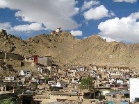 Z mesta Leh v severnej indickej oblasti Ladakh sa môžete vy a vaša snúbenica či snúbenec vydať na dvojdňový výlet naprieč „strechou sveta“.
