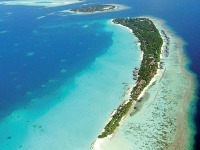 V tesnej blízkosti brehu sú koraly. Maldivy sú ideálne miesto pre potápanie.