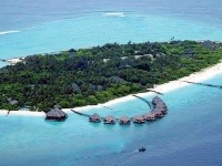 Pohľad na luxusné stredisko Adaraan Water Villas na atole Raa. Návštevníkom je k dispozícii 20 vodných viliek a 215 plážových bungalovov. 
