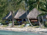 Na Rangiroe turisti bývajú v „chyžiach“ z prírodných materiálov, ich interiér je však komfortný a moderný.