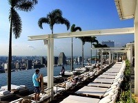 Bazén na 57. poschodí - plošina na vrchole troch budov, Marina Bay Sands, Singapur