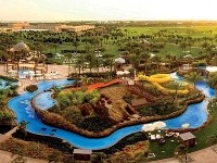 Emirates Palace je obklopený starostlivo udržiavanou takmer fantastickou záhradou.