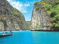 Film Pláž bol perfektnou reklamou pre thajské ostrovy. Na druhej strane však na súostrovie Phi Phi, kde sa film odohrával, vyráža dnes možno až priveľa turistov.