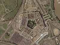 Symbol amerického vojenstva, Pentagon, leží v štáte Virgínia kúsok od presláveného Arlingtonského cintorína.  