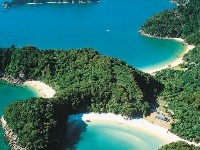 Národný park Abel Tasman tvoria malé, guľaté ostrovčeky v mori. Na niektorých nájdete opustené usadlosti prístupné len loďou. 