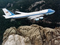 Prelet lietadla nad Mount Rushmore