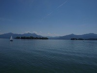 Zážitkom je návšteva najväčšieho bavorského jazera Chiemsee s rozlohou 80 km štvorcových. Na ostrove Herreninsel začal Ľudovít II. budovať kópiu Versailles, ktorú však nestihol dokončiť. Ako na Herreninsel, tak aj na Fraueninsel sa dá dostať loďou.