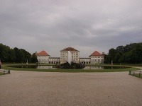 Zámok Nymphenburg nachádzajúci sa v Mníchove datovaný do 17. storočia s obrovskou anglickou záhradou, ktorá má rozlohu 3 km štvorcové, Bavorsko, Nemecko