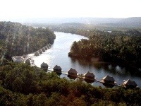 Na hraniciach Thajska a Kambodže leží na vodnej hladine prvý vodný kemp Koh Kong. Ubytovanie je v štýle tradičných khmérskych obydlí. 