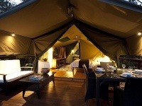 V kempe Tandara v blízkosti austrálskeho Sydney za noc v luxusnom stane pre dvoch zaplatíte zhruba 280 eur. V cene sú dve fľašky vína, raňajky a vstup do národného parku Lane Cove. 