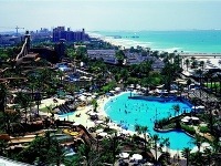 Vo Wild Wadi, vodnom svete v Dubaji, majú snáď všetko. Ale kto by chodil do bazénu, keď hneď vedľa je krásne more? 