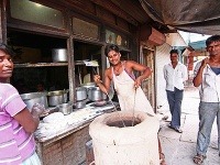 Chapati, príprava indických placiek, Dillí, India