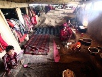 V príbytku kočovných cigáňov, Kašmír, India