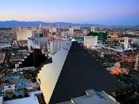 Panoráma Las Vegas s hotelovým komplexom Luxor.