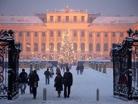 Vianočné trhy pred zámkom Schönbrunn, Viedeň, Rakúsko