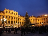 Vianočné trhy pred zámkom Schönbrunn, Viedeň, Rakúsko