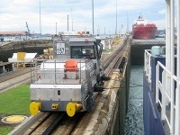 Kontajnerová loď pri prechode Panamským prieplavom