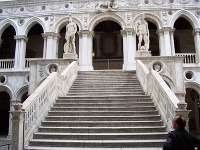 Scala dei Gianti, Dóžov palác, Benátky