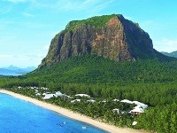Hora Le Morne na rovnomennom polostrove čnie sama z pralesa, Maurícius