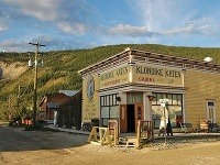 Mestečko Dawson je Hyderu podobné - obe zažili obrovský boom počas zlatej horúčky, obe potom boli čiastočne opustené.