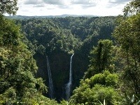 Vodopád Tad Fane v džungli. Náhorná plošina Boleven 40 km od mesta Pakse. Voda padá do 200 m hlbokého kráteru, Laos