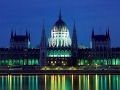 Krásne osvetlená budova maďarského