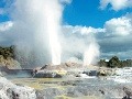 Národný park Rotorua je farebným klenotom Zélandu. Horúce jazierka a bublajúce bahenné sopky sú tu všade. 
