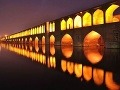 Most Si-o-Seh Pol v noci, Irán